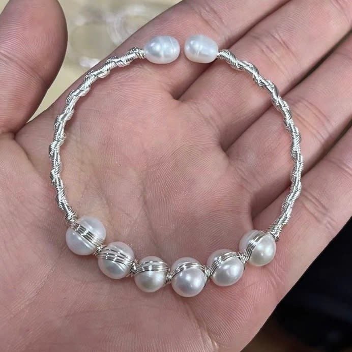 Vòng Tay Ngọc Trai Tự Nhiên Dạng Còng Cứng Mặt Đính 6 Hạt Ngọc Trai MADAME HIEN PEARLS VTT085