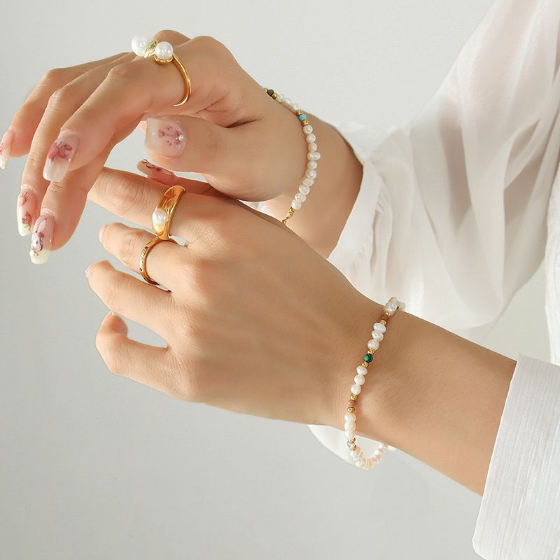 Vòng Tay Ngọc Trai Tự Nhiên Khoá Thép Titan Mạ Vàng Phong Cách Bohemian MADAME HIEN PEARLS VTT078