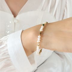 Vòng Tay Ngọc Trai Tự Nhiên Khoá Thép Titan Mạ Vàng Phong Cách Bohemian MADAME HIEN PEARLS VTT078