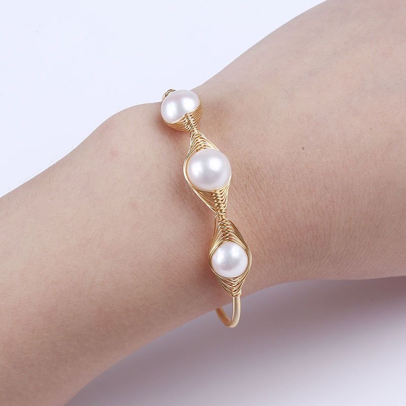 Vòng Tay Ngọc Trai Còng Cứng Quấn Dây Bạc Mạ Vàng MADAME HIEN PEARLS Unisex Nam Nữ Mặt Quấn 3 Hạt VTT108