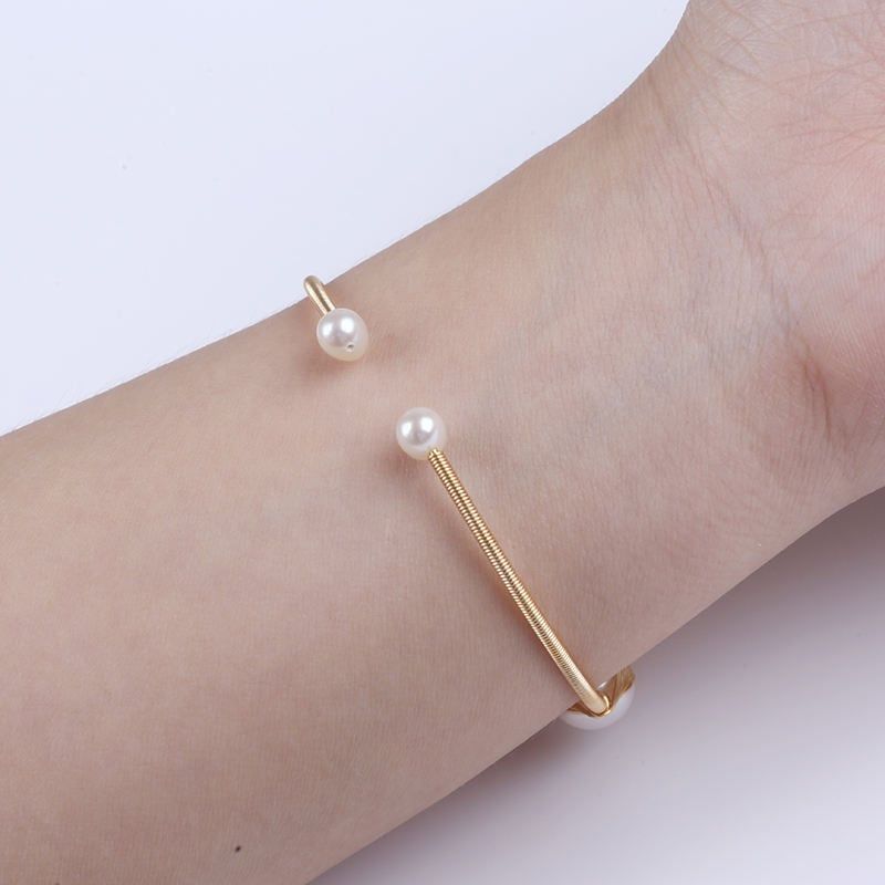 Vòng Tay Ngọc Trai Còng Cứng Quấn Dây Bạc Mạ Vàng MADAME HIEN PEARLS Unisex Nam Nữ Mặt Quấn 3 Hạt VTT108