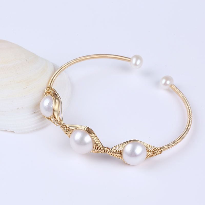 Vòng Tay Ngọc Trai Còng Cứng Quấn Dây Bạc Mạ Vàng MADAME HIEN PEARLS Unisex Nam Nữ Mặt Quấn 3 Hạt VTT108