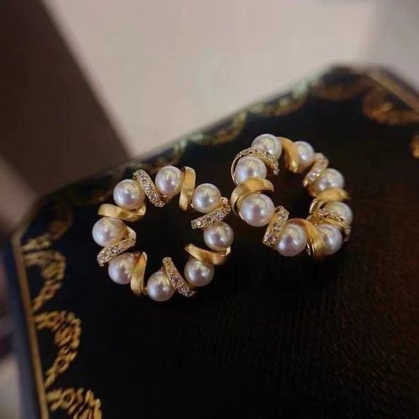 Bông tai Ngọc Trai Hạt Tròn Đính Vòng Kim Sang Trọng MADAME HIEN PEARLS Cho Nữ BTT096