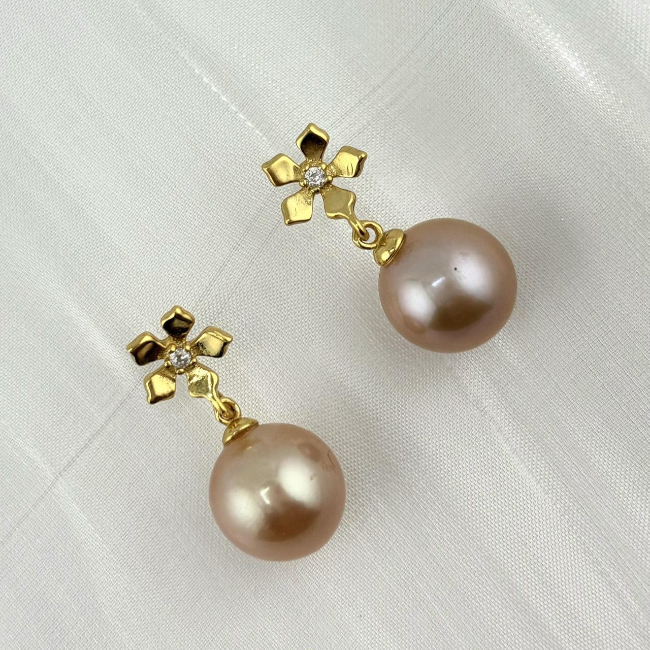 Bông Tai Bạc s925 Mạ Vàng Thật 18K Đính Ngọc Trai Hồng 10mm Hạt Tròn Đẹp Grade AAA Mặt Hoa 5 Cánh Đơn Giản MADAME HIEN PEARLS BMVBTT015