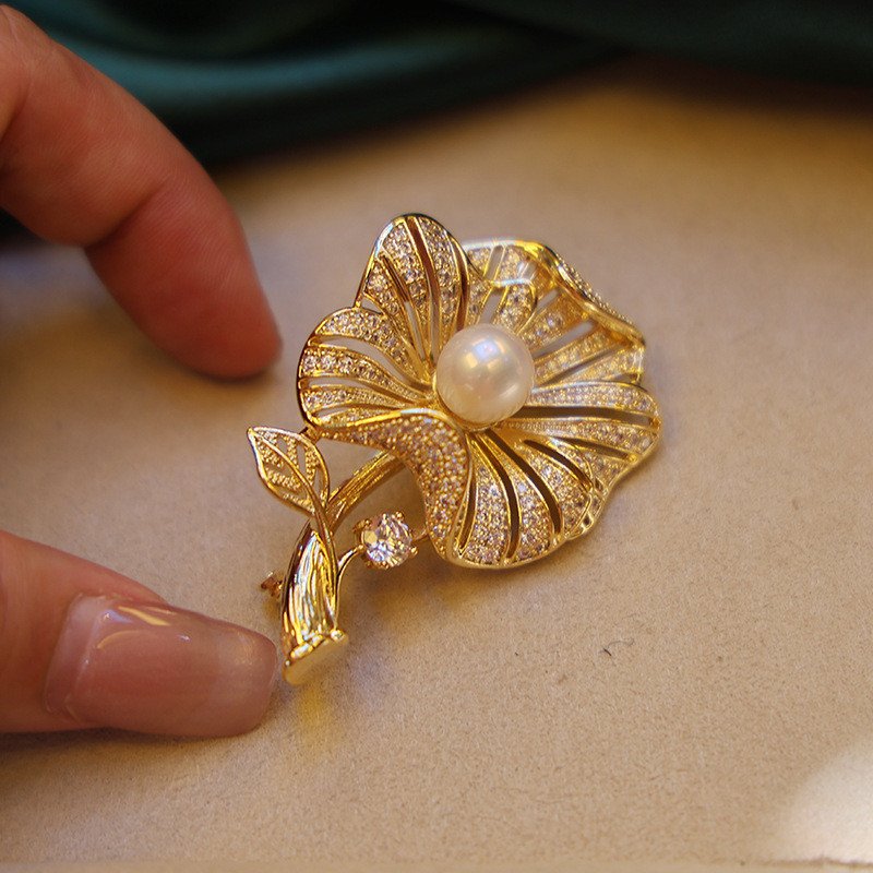 Ghim Cài Áo Ngọc Trai Tự Nhiên Kiểu Dáng Lá Sen Vàng Golden Lotus Leaf MADAME HIEN PEARLS Cho Nữ PKC036