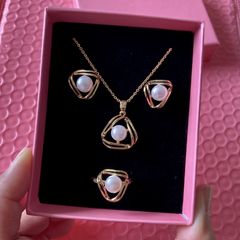 Bộ Set Nữ Trang Vòng cổ, Nhẫn Và Bông Tai Mạ Vàng Đính Ngọc Trai Nuôi Tự Nhiên cao cấp Bộ trang sức vòng đôi tam giác đơn giản sang trọng SP213
