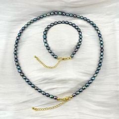 Bộ Set Ngọc Trai Đen Lông Công Vòng cổ + Vòng Tay Hạt Gạo Tự Nhiên 5-6mm Độ Bóng Cao AAAA MADAME HIEN PEARLS SCG005