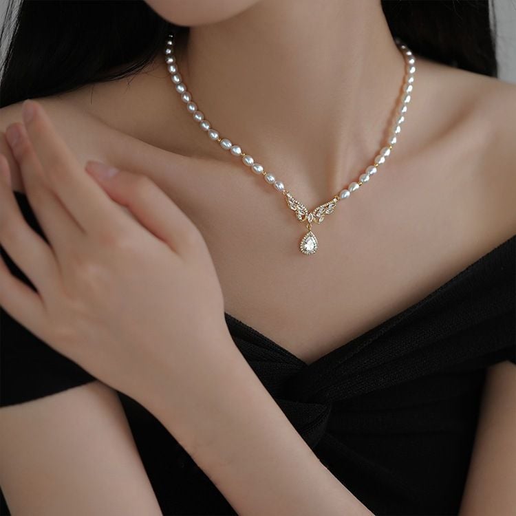 Vòng Cổ Choker Ngọc Trai Hạt Gạo Mặt Cánh Bướm Cẩn Zircon Tua Rua Viên Đá Zircon Giọt Nước Sang Trọng MADAME HIEN PEARLS Cho Nữ CG074