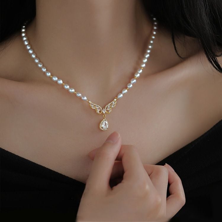Vòng Cổ Choker Ngọc Trai Hạt Gạo Mặt Cánh Bướm Cẩn Zircon Tua Rua Viên Đá Zircon Giọt Nước Sang Trọng MADAME HIEN PEARLS Cho Nữ CG074