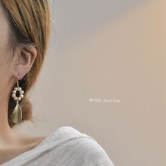 Bông Tai Ngọc Trai Tự Nhiên Mặt Ngọc Trai Tự Nhiên Kết Hình Tròn Tua Rua Lá Kim Loại Thời Thượng MADAME HIEN PEARLS BTT071