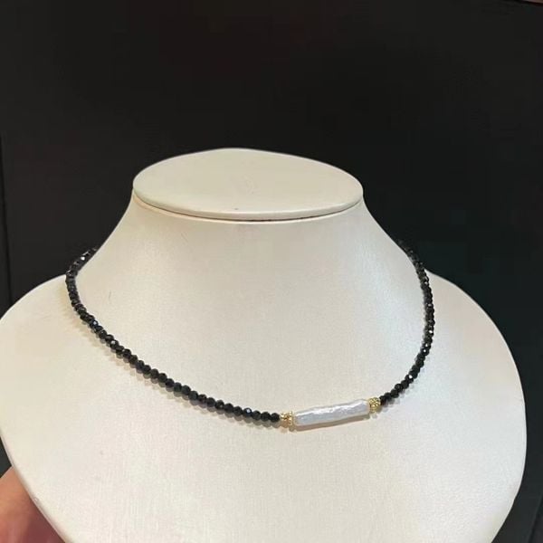 Vòng Cổ Choker Pha Lê Đen Phối Mặt Ngọc Trai Baroque Dáng Que MADAME HIEN PEARLS MB029