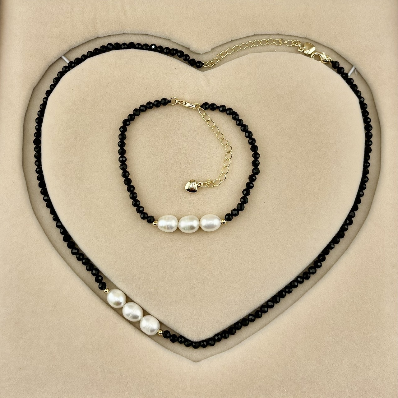 Set Bộ Vòng cổ và Vòng Tay Pha Lê Đen Mặt 3 Hạt Ngọc Trai Hạt Xoài Tự Nhiên MADAME HIEN PEARLS SPS070