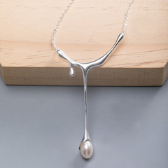 Vòng Cổ Bạc s925 Mặt Giọt Nước Đính Ngọc Trai Tối Giản MADAME HIEN PEARLS MG22