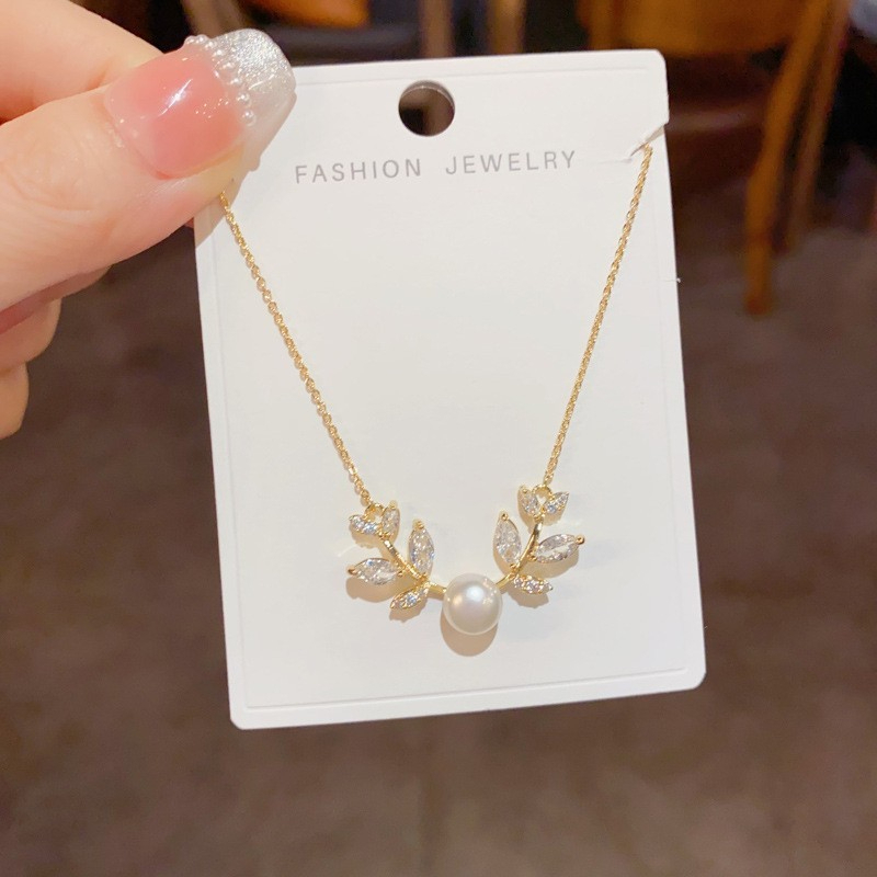 Dây Chuyền Mặt Ngọc Trai Tự Nhiên Dáng V Cành Hoa Nụ Ngọc Trai MADAME HIEN PEARLS Cho nữ MN061