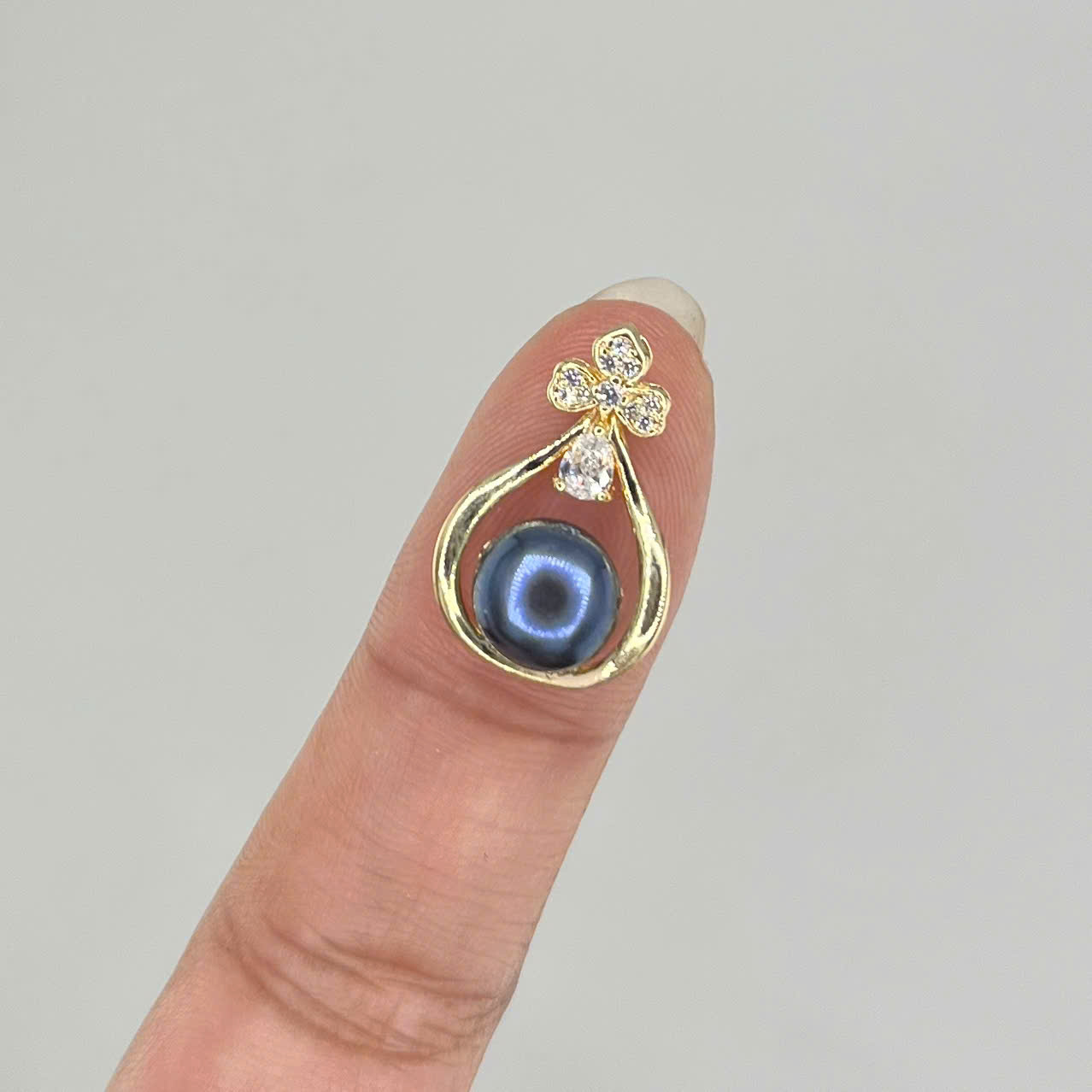 Mặt Dây Chuyền Dáng Lá Đính Pha Lê Và Ngọc Trai Đen Tự Nhiên MADAME HIEN PEARLS MN072