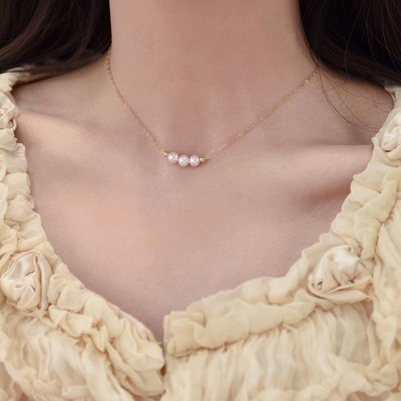 Vòng cổ Titan Mặt 3 Hạt Ngọc Trai Tối Giản MADAME HIEN PEARLS MT011