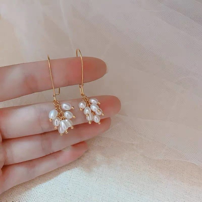 Bông Tai Ngọc Trai Tự Nhiên Khoá Móc Dài Phá Cách Đính Ngọc Trai Hạt Gạo Dáng Chùm Nho Nữ Tính MADAME HIEN PEARLS BTG138