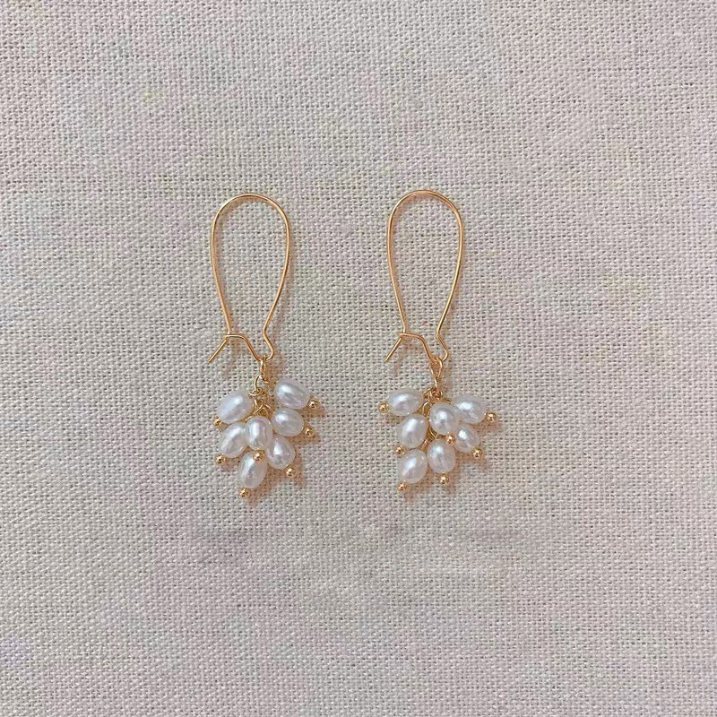 Bông Tai Ngọc Trai Tự Nhiên Khoá Móc Dài Phá Cách Đính Ngọc Trai Hạt Gạo Dáng Chùm Nho Nữ Tính MADAME HIEN PEARLS BTG138