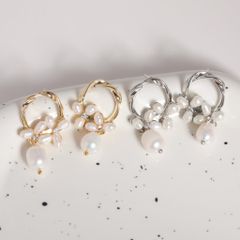 Bông Tai Ngọc Trai Baroque Tự Nhiên Vòng Tròn Mặt Hoa Kiểu Dáng Độc Lạ Cá Tính RUNWAY BTB035