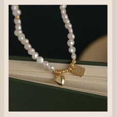 Vòng Cổ Ngọc Trai Baroque Tự Nhiên Mặt Tua Rua Trái Tim và Tấm Thẻ Good Luck MADAME HIEN PEARLS Unisex Nam Nữ CB051