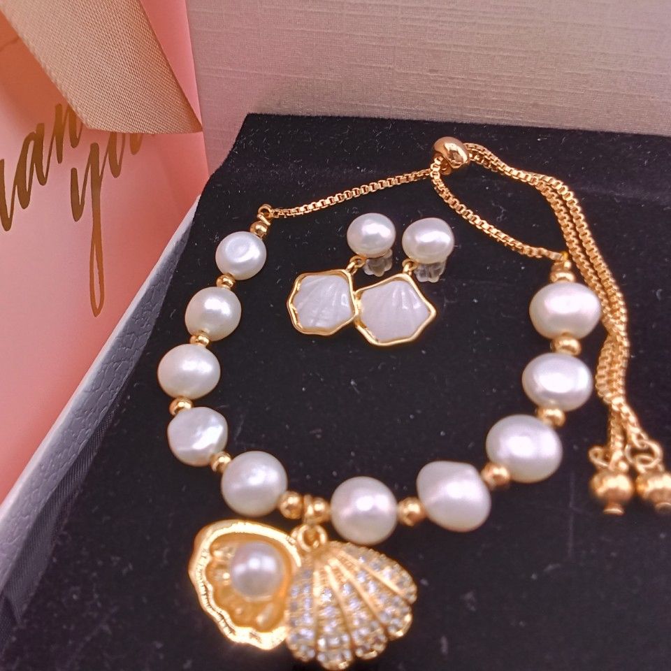 SET SÒ _ Bộ Nữ Trang MADAME HIEN PEARL Đính Hạt trai Tự Nhiên Nước Ngọt Sang Trọng Đẳng Cấp gồm: vòng tay và bông tai hạt trai nước ngọt SPS001