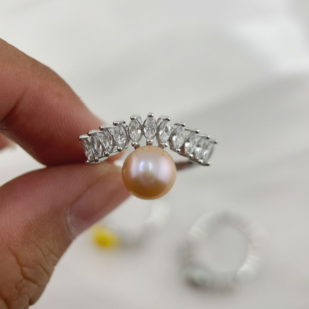 Nhẫn Ngọc Trai Tự Nhiên Đính Vương Miện Đá Quý MADAME HIEN PEARLS NN071