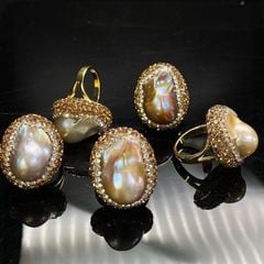 Nhẫn Mặt Ngọc Trai Baroque Tự Nhiên Đeo Ngón Trỏ Vì Sao Ngoài Hành Tinh Đính Đá Meson Mạ Vàng 18k Freesize MADAME HIEN PEARLS NB022