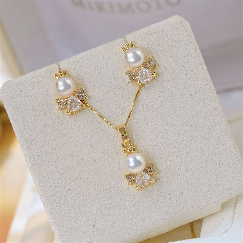 Bộ Trang Sức Bông Tai và Dây Chuyền Mặt Ngọc Trai Dáng Thiên Thần Lùn MADAME HIEN PEARLS Đáng Yêu Cho Nữ SPS109