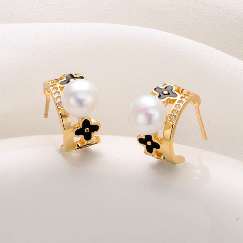 Bông Tai Vòng Tròn Đính Cỏ 4 Cánh và Ngọc Trai Tự Nhiên Phong Cách Camellia Sinensis MADAME HIEN PEARLS Cho Nữ BTN298