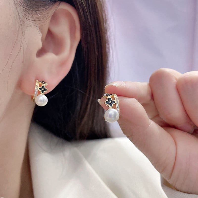 Bông Tai Vòng Tròn Đính Cỏ 4 Cánh và Ngọc Trai Tự Nhiên Phong Cách Camellia Sinensis MADAME HIEN PEARLS Cho Nữ BTN298