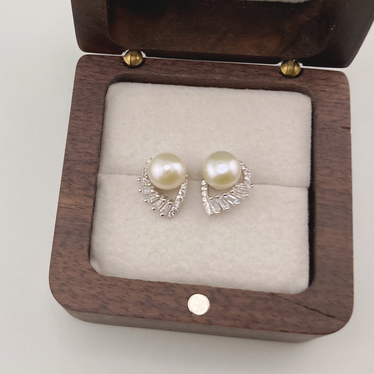 Bông Tai Bạc s925 Mạ Vàng Ý (Vàng Trắng) Đính Ngọc Trai 8mm Cánh Tiên BMVBTN001