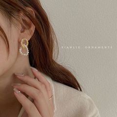 Bông tai Ngọc Trai Baroque Tự Nhiên Phối Vòng Mặt Kim Dáng Oval Tự Do MADAME HIEN PEARLS BTB082