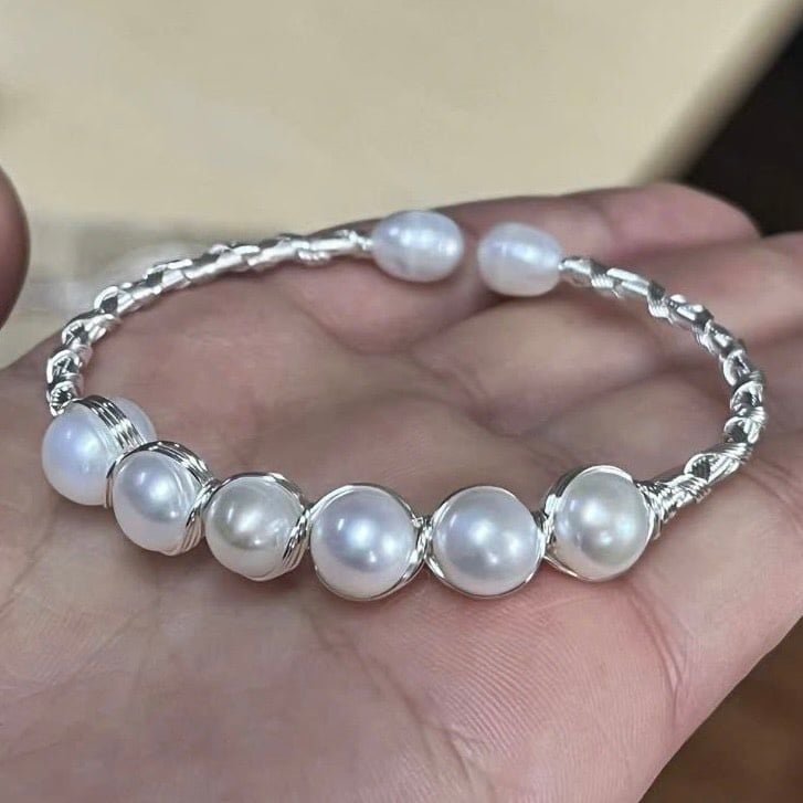 Vòng Tay Ngọc Trai Tự Nhiên Dạng Còng Cứng Mặt Đính 6 Hạt Ngọc Trai MADAME HIEN PEARLS VTT085