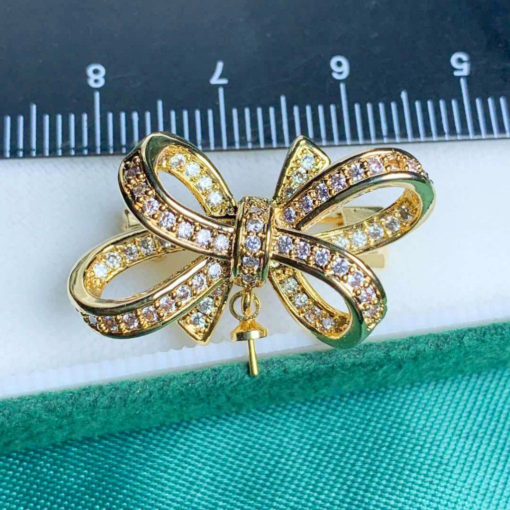 Ghim Cài Áo Đính Ngọc Trai Tự Nhiên Dáng Nơ Điệu Đà MADAME HIEN PEARLS Cho Nữ PKC021