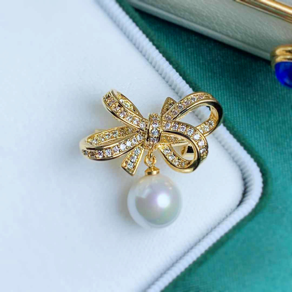 Ghim Cài Áo Đính Ngọc Trai Tự Nhiên Dáng Nơ Điệu Đà MADAME HIEN PEARLS Cho Nữ PKC021