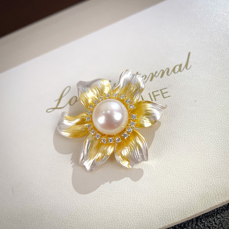 Ghim Cài Áo Hoa Cúc 6 Cánh Đính Hạt Ngọc Trai Tự Nhiên 7-8mm MADAME HIEN PEARLS PKC029