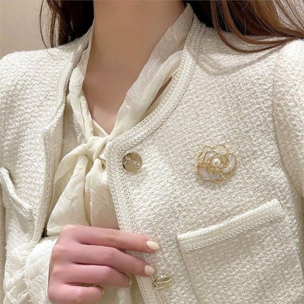 Ghim Cài Áo Hoa Trà Cẩn Vỏ Xà Cừ Đính Hạt Trai Tự Nhiên MADAME HIEN PEARLS Thanh Lịch PKC001