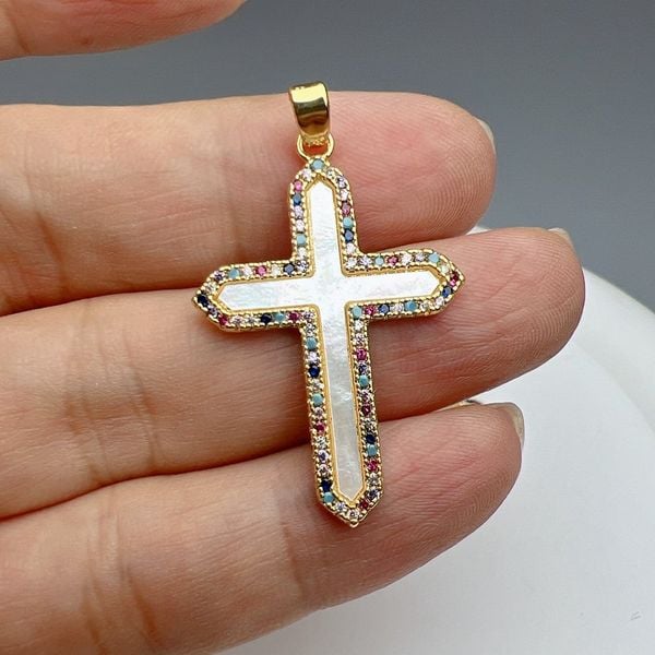 Mặt Dây Chuyền Xà Cừ Dáng Thánh Giá Viền Đá Màu Sang Trọng MADAME HIEN PEARLS PKMC001B