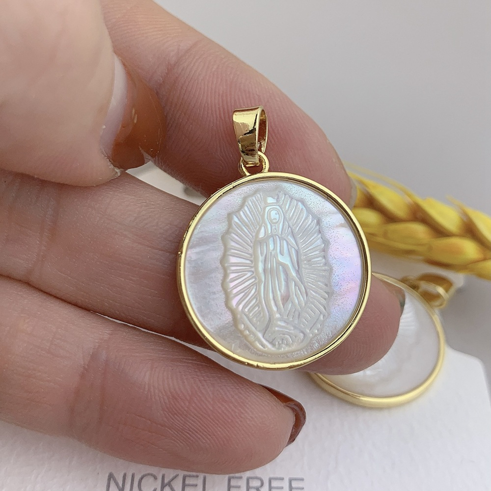 Mặt Dây Chuyền Chạm Khắc Mẹ Quan Âm Vỏ Sò Điệp MADAME HIEN PEARLS PKMC002