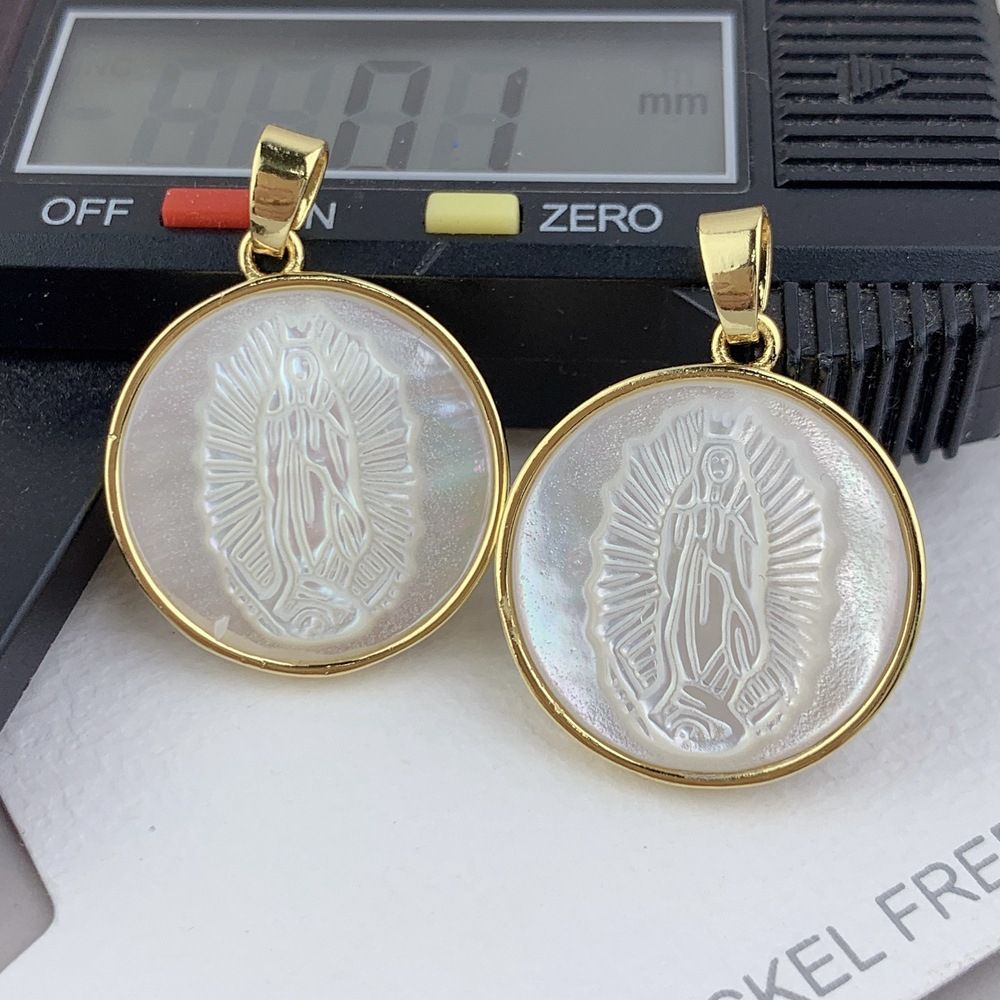 Mặt Dây Chuyền Chạm Khắc Mẹ Quan Âm Vỏ Sò Điệp MADAME HIEN PEARLS PKMC002