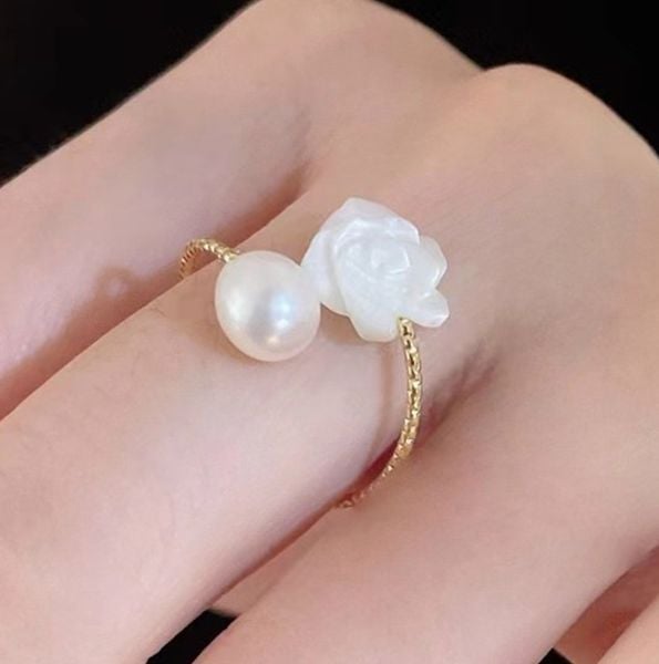 Nhẫn Xoắn Hở Hoa Hồng Phối Đính Ngọc Trai Tự Nhiên Freesize MADAME HIEN PEARLS NG007