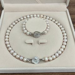 Bộ Set Ngọc Trai Vòng cổ và Vòng Tay Trắng Tự Nhiên Khoá Hoa Trà 3 Cánh MADAME HIEN PEARLS SCT036