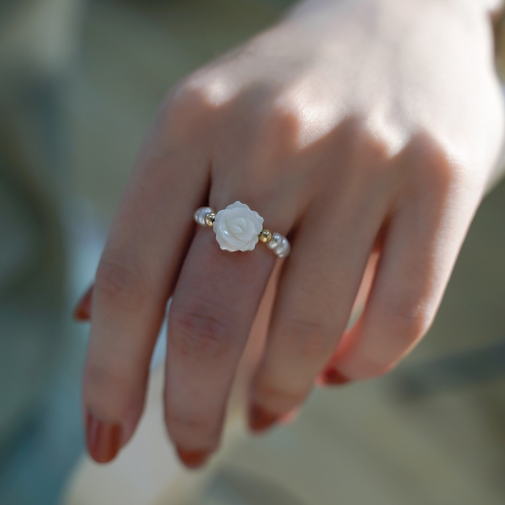 Nhẫn Chuỗi Ngọc Trai Tự Nhiên Tí Hon Mặt Hoa Hồng Xà Cừ Đáng Yêu NT006