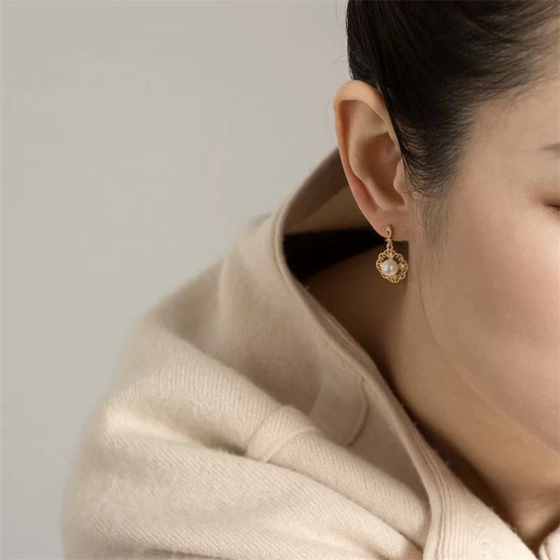 Bông Tai Ngọc Trai Khung Ren Mạ Vàng 18K Đính Ngọc Trai Khung Khảm Hình Học Tứ Giác MADAME HIEN PEARLS BTN173
