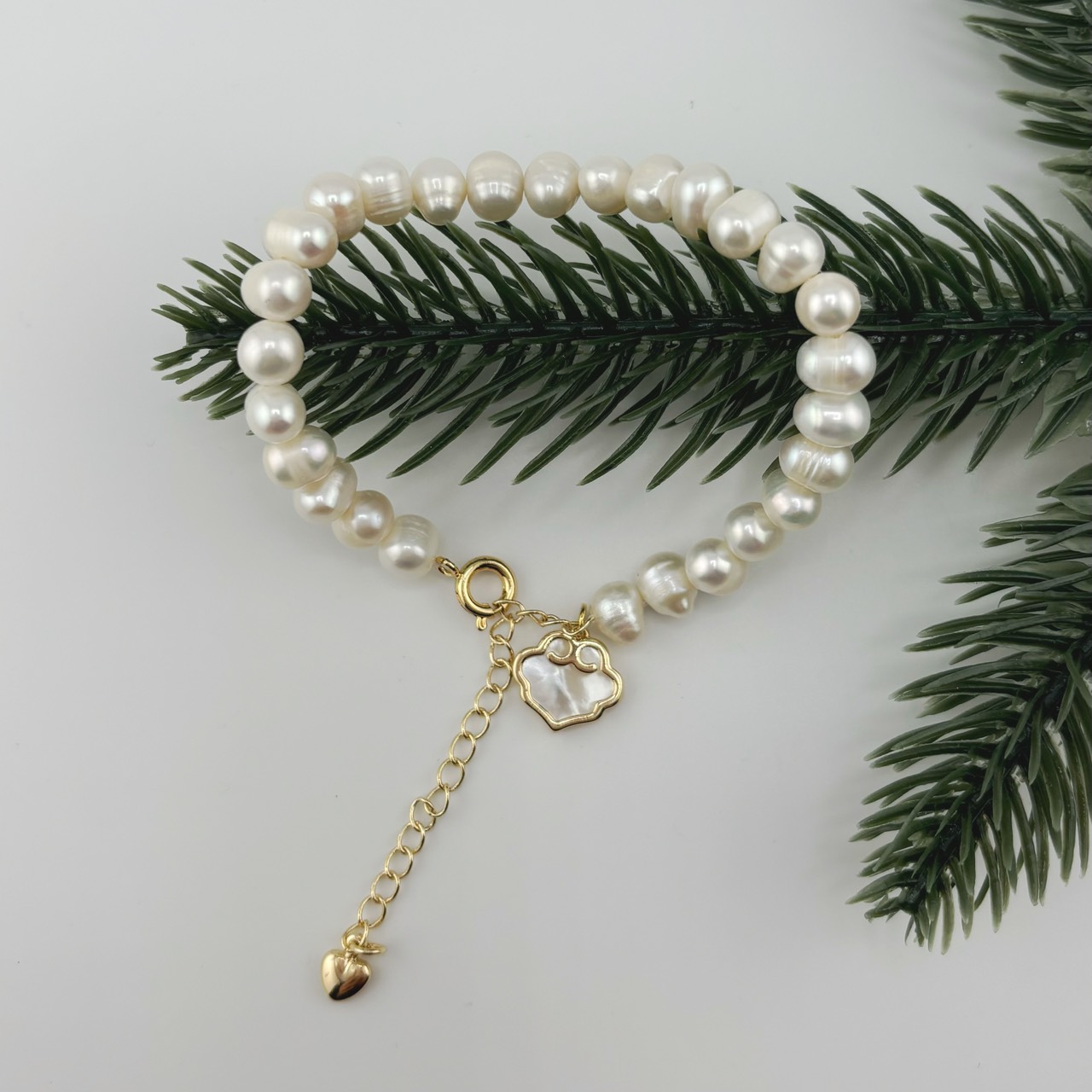 Vòng Tay Ngọc Trai Tự Nhiên Hạt Gần Tròn Cham Tua Rua Đám Mấy Trắng Xà Cừ MADAME HIEN PEARLS VTT089