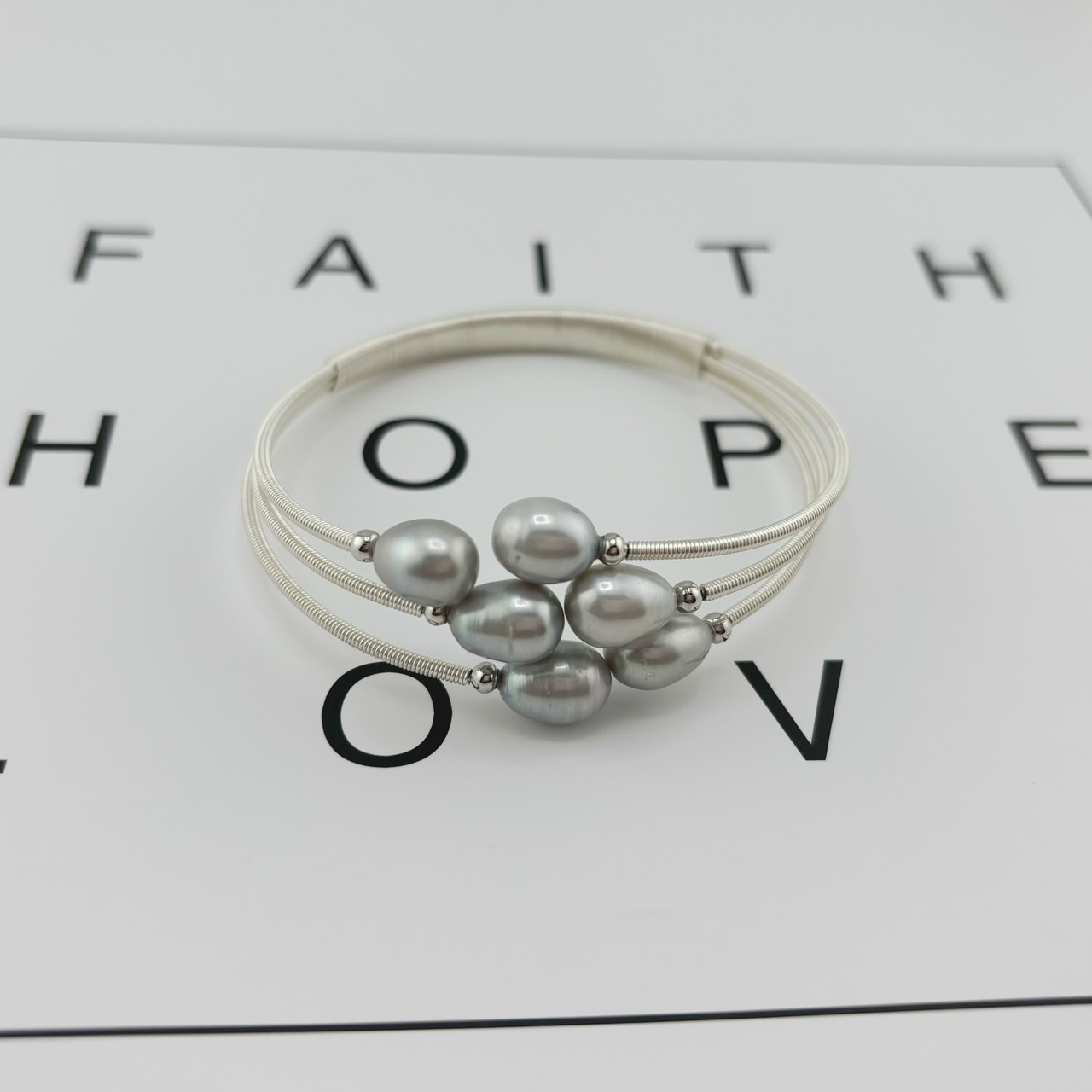 Vòng Tay Gọng Hở Đính Ngọc Giọt Nước MADAME HIEN PEARL Thời Trang VTG004X