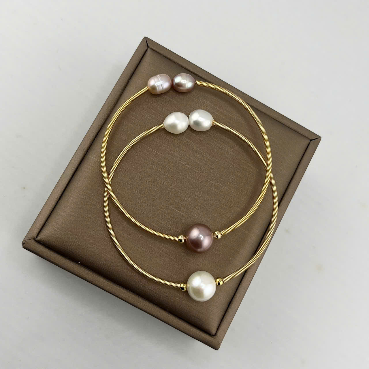 Vòng Tay Ngọc Trai Tối Giản Đính Ngọc Trai Giọt Nước Kiểu Còng Cứng Mặt 1 Hạt Ngọc Trai MADAME HIEN PEARL VTG013B