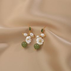 Bông Tai Tua Rua Hạt Ngọc Lục Bảo Emerald Phối Hoa Mai Xà Cừ và Ngọc Trai Tự Nhiên MADAME HIEN PEARLS BTG082