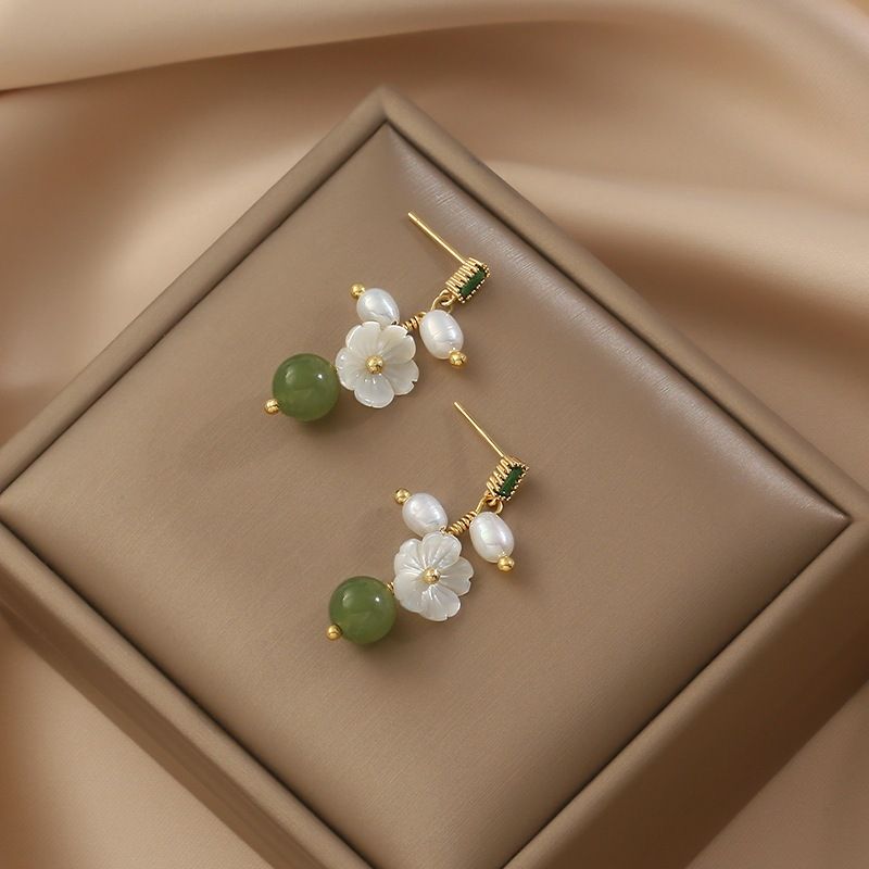 Bông Tai Tua Rua Hạt Ngọc Lục Bảo Emerald Phối Hoa Mai Xà Cừ và Ngọc Trai Tự Nhiên MADAME HIEN PEARLS BTG082