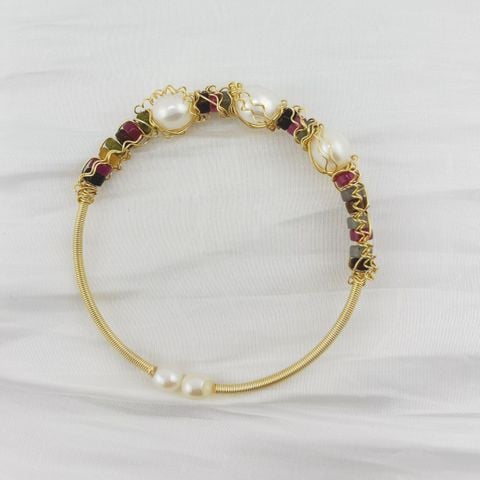 Designer Jewelry Vòng Tay Thiết Kế Kiểu Còng Cứng Phối 3 Hạt Ngọc Trai Quấn Kim Ma Mị Kiểu Còng Cứng MADAME HIEN PEARLS Unisex Nam Nữ VTG033